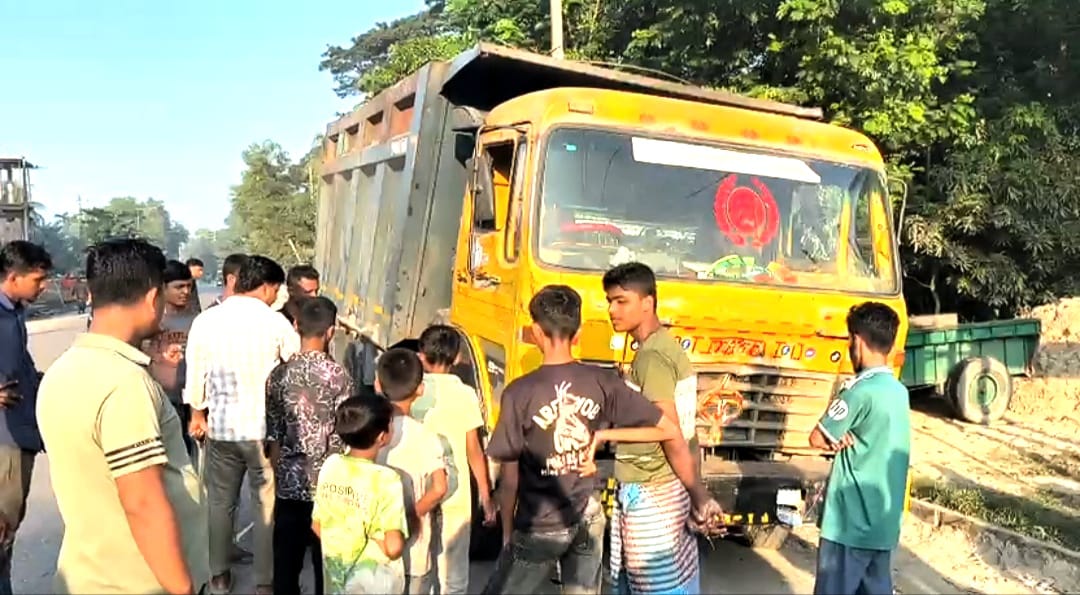 লক্ষ্মীপুরে ডাম্প-ট্রাকের চাপায় ভ্যানচালক নিহত, সড়ক অবরোধ